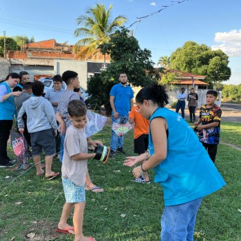 Em pracinha do Humberto Salvador, profissionais da Energisa orientam crianças sobre brincadeira segura